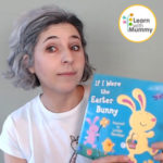 teacher letizia indossa una maglietta bianca e mostra il libro in inglese per bambini intitolato If i where the Easter Bunny di Louise Gardener